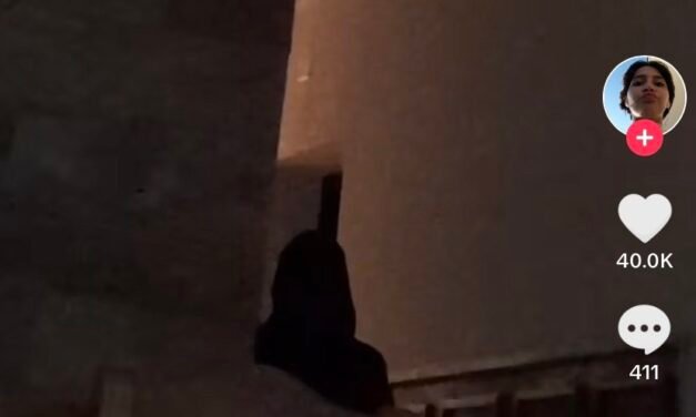 Joven graba extraña situación paranormal dentro de su casa y asusta a sus seguidores