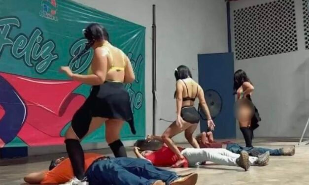 Papás festejan su día con strippers y cerveza en un evento organizado por el DIF de Huehuetán