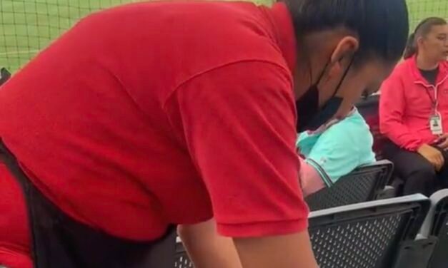 Captan a vendedora rellenando vasos con sobras de diferente cerveza en el Estadio Alfredo Harp