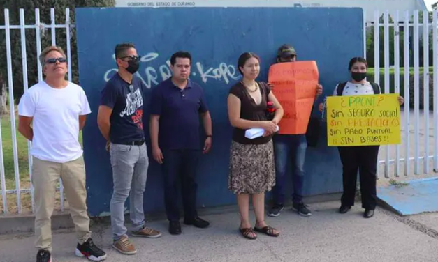 Profesores de inglés en La Laguna de Durango protestan por falta de pago de Semana Santa