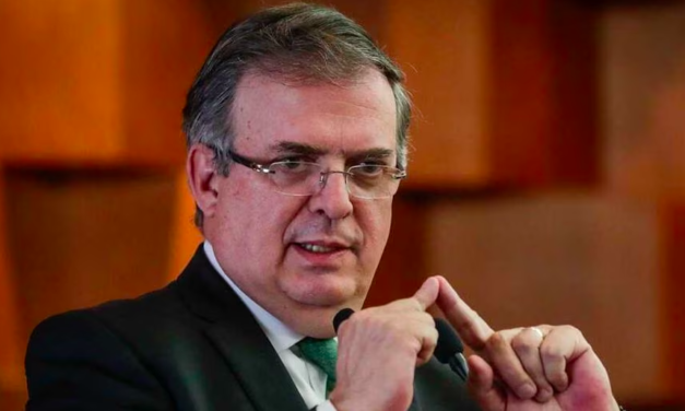 ¿Qué estudió Marcelo Ebrard y cuántos idiomas habla?