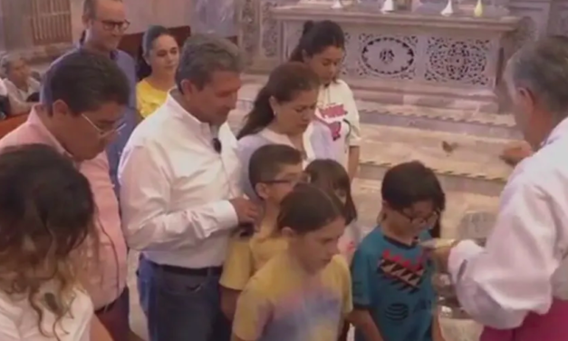 Ricardo Monreal visita templo de Santo Niño de Atocha