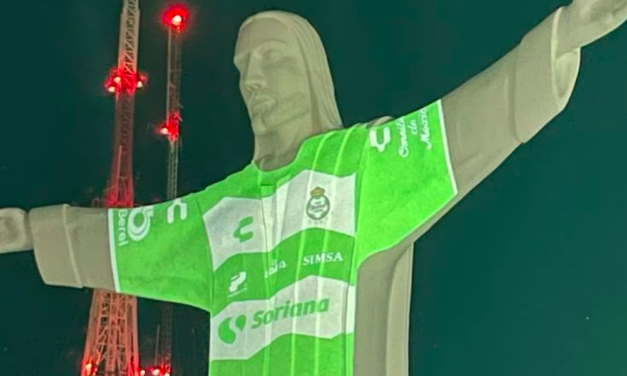 Santos Laguna proyecta su nueva camiseta sobre el Cristo de las Noas