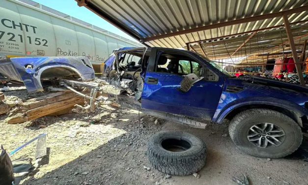 Camioneta trata de ganarle paso al tren en Francisco I. Madero y niño muere arrollado