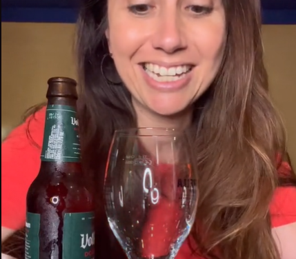 Camarera expone la peculiar forma de que un cliente le pidió servir su cerveza