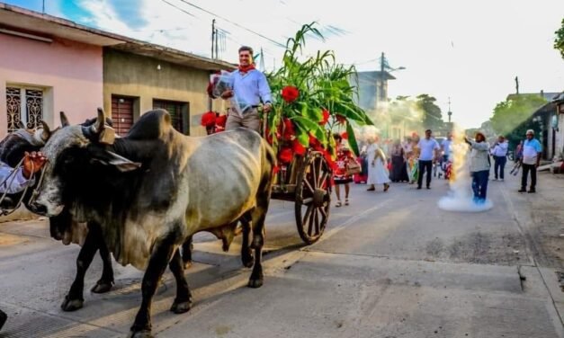 Joven llega en carreta adornada con flores a pedirle matrimonio a su novia