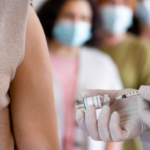 Anuncian vacunación contra Covid-19 e influenza