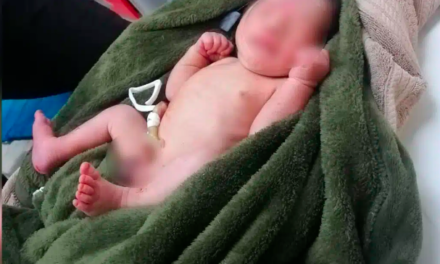 Encuentran a bebé recién nacido abandonado en lote baldío de Durango