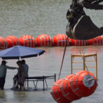 Gobernador de Texas rechaza retirar boyas del Río Bravo