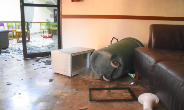 Protesta de trabajadores de AHMSA termina con daños en capilla y descontento sindical