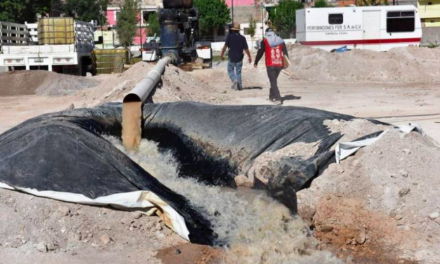 Personal del SIMAS Torreón trabaja en nuevo pozo La Fe, a pesar de desafíos viales