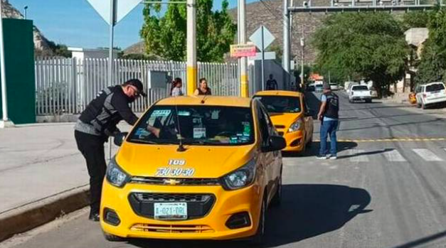 Buscan erradicar la clonación de gafetes en taxis de Torreón con operativos permanentes