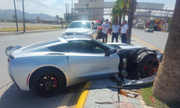 Conductor de un vehículo Corvette protagoniza accidente en bulevar Revolución de Torreón