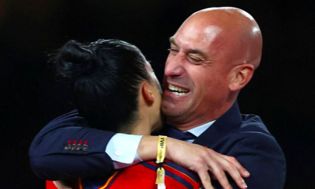 Luis Rubiales ofrece disculpas por besar a Jennifer Hermoso