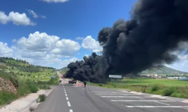 Pipa de gasolina vuelca y causa explosión en la Súpercarretera Durango-Mazatlán