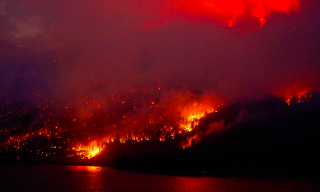 Evacuación urgente en Hay River, Canadá, debido a incendio forestal