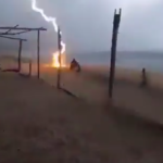 Cae un rayo sobre dos hombres en playa de Michoacán; ambos murieron