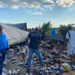 En Tamaulipas vuelca tráiler cargado con cerveza y pobladores se llevan los cartones