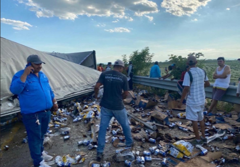 En Tamaulipas vuelca tráiler cargado con cerveza y pobladores se llevan los cartones