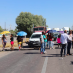 Vecinos del ejido Santa Cruz Luján de Gómez Palacio bloquean carretera por falta de energía eléctrica y agua