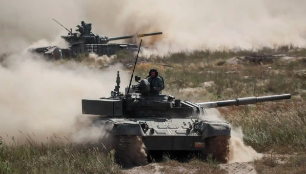 Ucrania centra sus ataques en la industria militar rusa y empuja en el frente