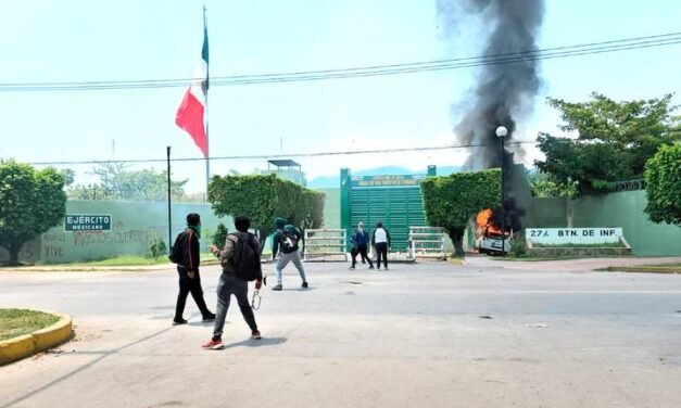 En Iguala normalistas de Ayotzinapa atacan cuartel militar de Guerrero