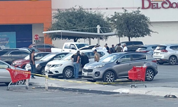 En Saltillo motociclistas ejecutan a hombre afuera de centro comercial