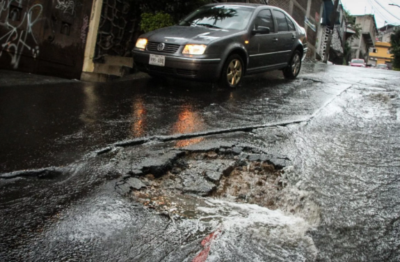Lluvias provocan numerosos baches y daños con goteras en Saltillo