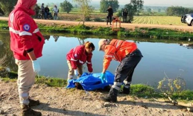 En Hidalgo encuentran en canal de agua el cuerpo de una persona