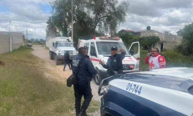 En Hidalgo chofer de camión de la basura atropella y mata a su compañero