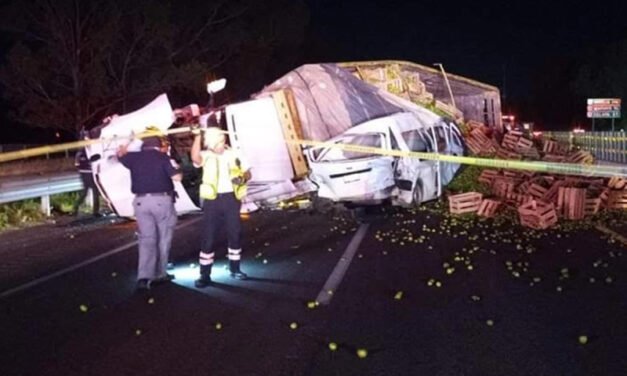 En Querétaro camión cargado con tomates provoca carambola y aplasta camioneta; un muerto 