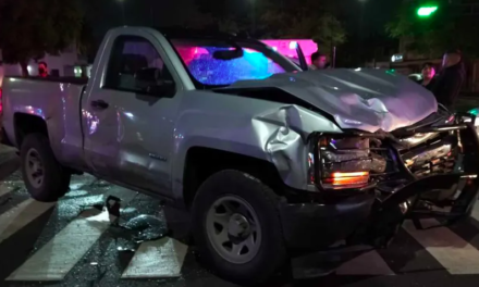 Choque entre ambulancia y camioneta pick-up deja dos personas heridas en Torreón