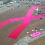 Torreón logra récord mundial por el moño rosa más grande en el lecho seco del río Nazas