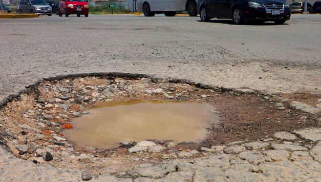 Deterioro vial en Torreón, lluvias dejan baches peligrosos
