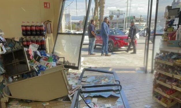 En Saltillo conductora ingresa a una tienda con todo y camioneta