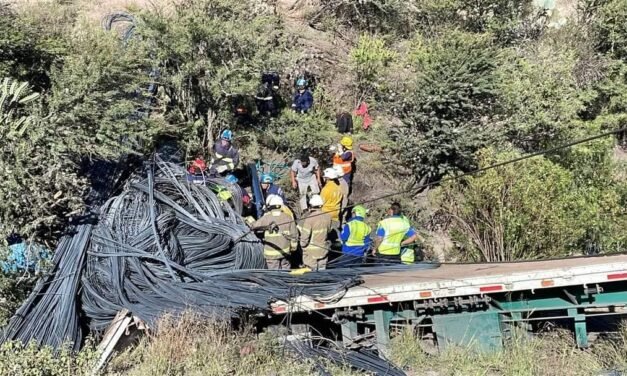 En Querétaro volcadura de un camión de carga deja un muerto