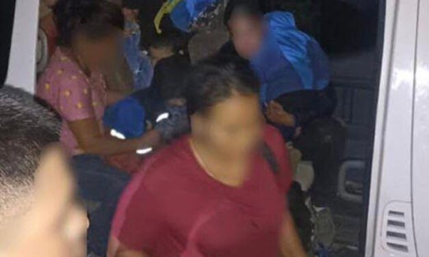 En Nuevo León capturan a tres ‘polleros’ y rescatan a 46 migrantes