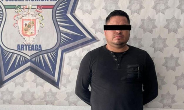 En Arteaga cae ‘montachoques’ que cobraba hasta 12 mil pesos a conductores