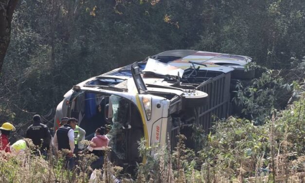 En Acayucan, Veracruz mueren 12 personas y 58 resultan heridas tras caída de autobús