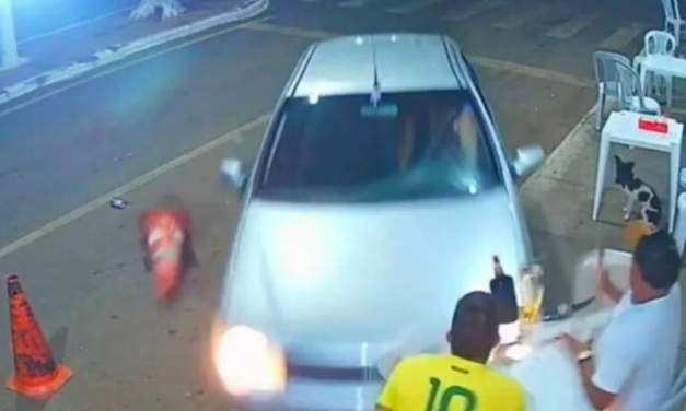 Mujer atropella a su novio en un bar tras una pelea en Brasil