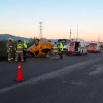 Conductor de taxi vuelca tras chocar en medio de la niebla en la carretera al Esterito