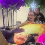 Emotivo regalo: abuelita recibe cobija personalizada con el rostro de su ídolo, Julión Álvarez