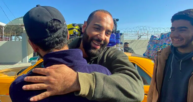 Hamas libera a 13 rehenes, bajo custodia de la Cruz Roja