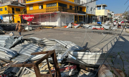 Con barricadas, vecinos de Acapulco protegen sus casas para evitar robos