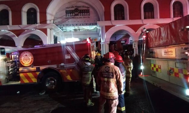En Pachuca fuego consume dos locales en mercado de fayuca