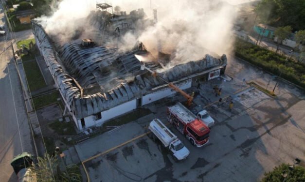 En Tamaulipas incendio consume tienda de autoservicio