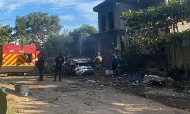 En Michoacán explosión de camioneta cargada de pirotecnia deja dos mujeres muertas