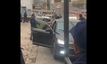 En Nuevo León sujetos armados atacan a conductor en una base de taxis y hasta lo atropellan