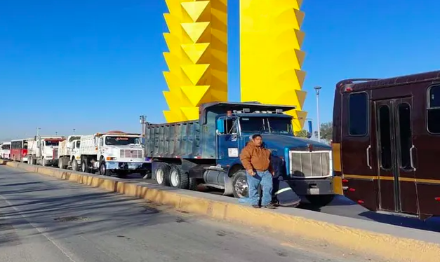 Más de 100 transportistas se manifiestan por falta de seguridad en Torreón