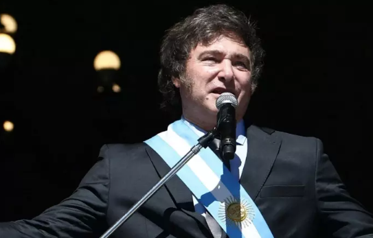 Argentina: Javier Milei devalúa el peso en un 51% y anuncia drásticos recortes económicos